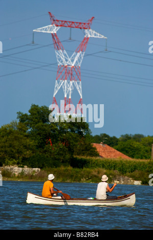 Kanu in der Nähe eine hohe Spannung Strom Turm Adour Flusses Frankreich Stockfoto