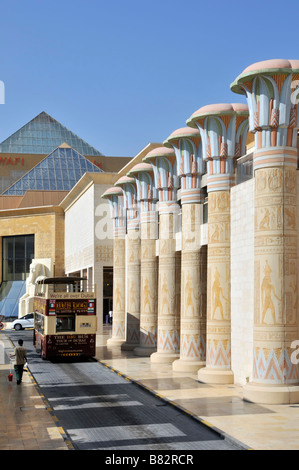 Big Bus Tour Company von Bushaltestelle an der Pyramide Shopping Mall in Dubai tätig Stockfoto