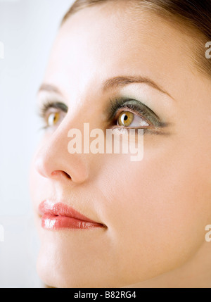 Porträt der jungen Frau mit Make-up Seitenansicht Stockfoto