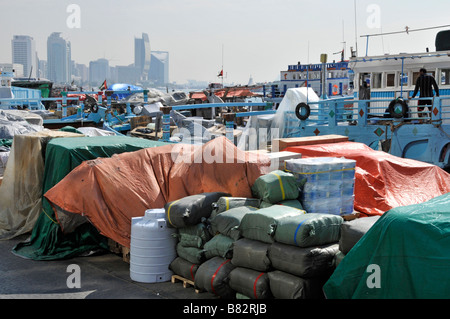 Dubai Creek Dhow Boot mit Produkten & Waren importiert Exporte Gestapelt am Hafen in den Vereinigten Arabischen Emiraten Naher Osten Asien Stockfoto