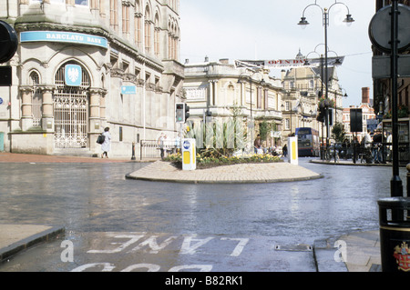 Wolverhampton, Blick auf Lichfield Straße vorbei an gotischen Barclays Bank Museum and Art Gallery. Stockfoto