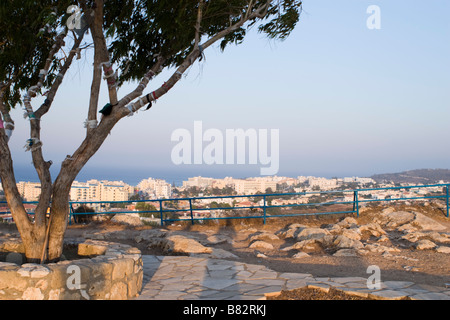 Blick auf den Sonnenuntergang von Saint Elias (Profitis Ilias) alte Kirche auf dem Felsen in Pissouri, die Universität und das Meer, Protaras, Südzypern Stockfoto