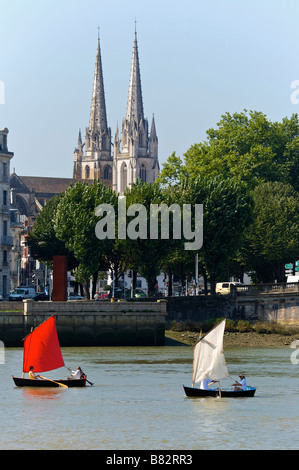 Kleines Segelboot am Fluss Adour in Bayonne, Frankreich Stockfoto