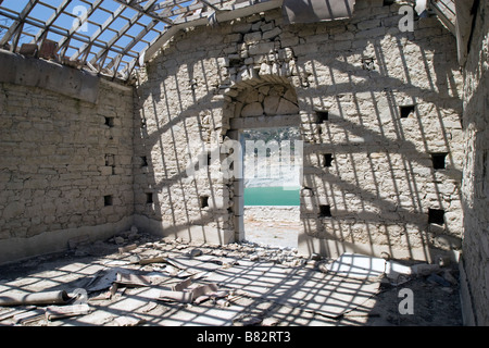 Dachte der Kirche Agios Nicolas (Alasa) in überschwemmten Gebiet in der Nähe von Kouris Dam Trog Fenster anzeigen Südzypern Stockfoto