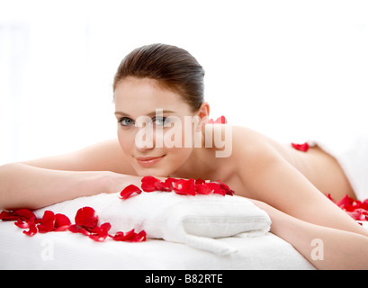 Junge Frau mit Aromatherapie in der Schlafzimmer-Hüfte aufwärts in die Kamera schaut Stockfoto