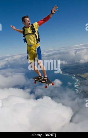 Fallschirmspringer ist die große Welle in den Himmel auf seinem Skateboard über th nördlich Ufer Oahu, Hawaii, Amerika und Spaß Reiten. Stockfoto