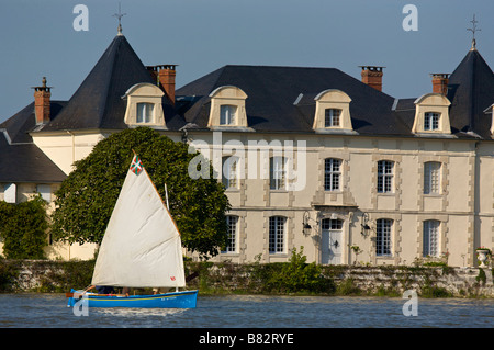 Kleines Segelboot am Fluss Adour Frankreich Stockfoto