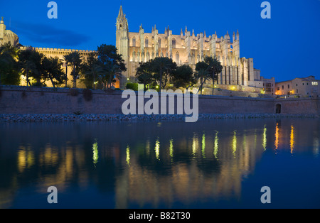 Kathedrale und Almudaina-Palast bei Nacht, Palma, Mallorca, Spanien Stockfoto