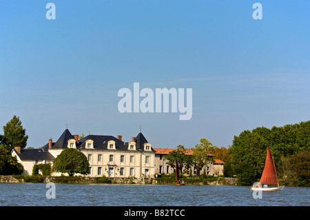 Kleines Segelboot am Fluss Adour Frankreich Stockfoto