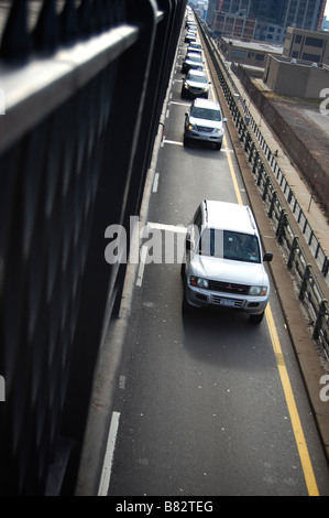 Luftbild aus einer Reihe von Autos fahren entlang einspurige in Brooklyn, New York, USA Stockfoto