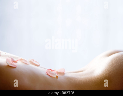 Junge Frau mit Aromatherapie in das Schlafzimmer Mittelteil Stockfoto