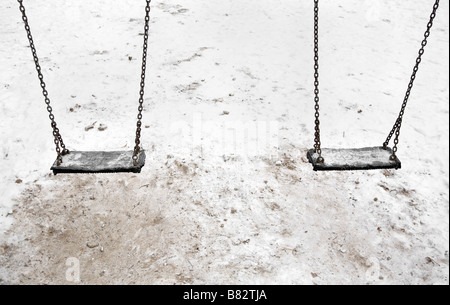 leere Schwünge im Schnee Stockfoto