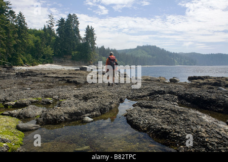 BRITISH COLUMBIA - Wanderer auf dem Juan de Fuca Marine Trail am Sombrio Strand entlang der Straße von Juan De Fuca. Stockfoto