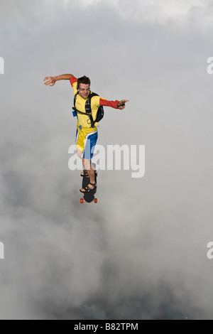 Fallschirmspringer ist die große Welle in den Himmel auf seinem Skateboard über th nördlich Ufer Oahu, Hawaii, Amerika und Spaß Reiten. Stockfoto