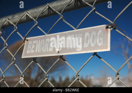 "Beware of the Dog" Schild an einem Maschendrahtzaun. Stockfoto