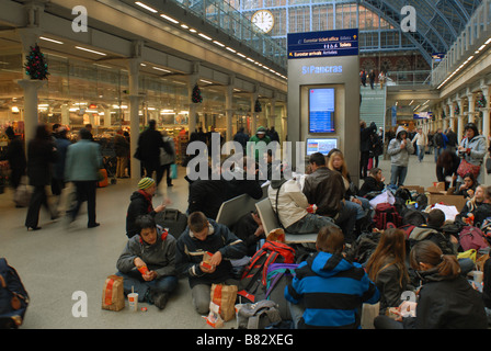 Junge Passagiere warten auf ihre Eurostar-Zug bei St Pancras Station, London Stockfoto