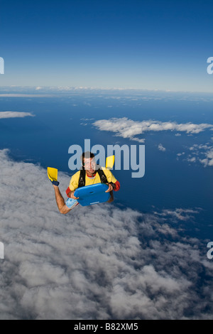 Fallschirmspringer reitet die große Welle in den Himmel mit einem Bodyboard in der North Shore, Oahu, Hawaii, Amerika und Spaß haben. Stockfoto