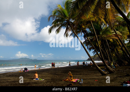 Nicaragua, schwarzen Strand vulkanischen Sand, Palmen, Paradies, Menschen am Strand Stockfoto
