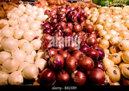 Zwiebeln weiß rot und gelb sind gekleidet in der Gemüseabteilung eines Supermarktes Stockfoto