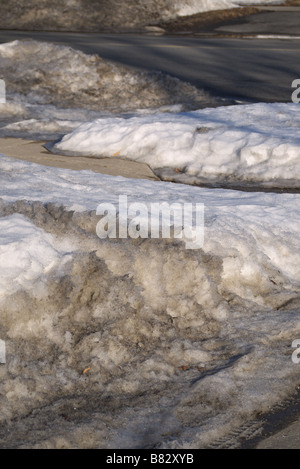 Schmutzig, schmelzender Schnee auf der Seite Straße in Scarborough Toronto Stockfoto