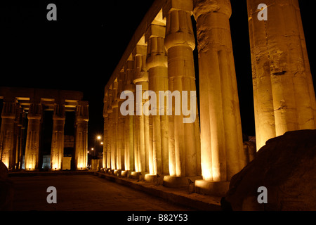 Stein-Säulen bei Sonnenuntergang, Luxor-Tempel, Ägypten. Stockfoto