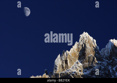 Zunehmende Mond gegen den blauen Himmel in den Alpen Stockfoto