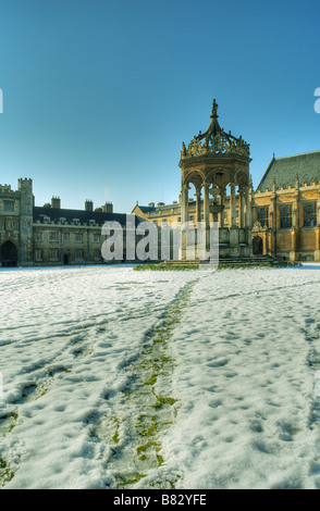 Fußspuren im Schnee über Great Court, Trinity College, Cambridge Stockfoto