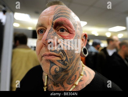 Ein schwer tätowiert Mann auf der Brighton Tattoo Convention UK Stockfoto