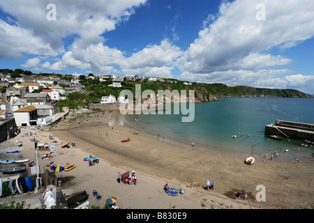 Menschen entspannen am Strand Gorran Haven Cornwall England Großbritannien Stockfoto