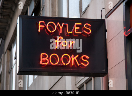 Einem Ladenschild über die Buchhandlung Foyles am Charing Cross Road, London. Jan 2009 Stockfoto