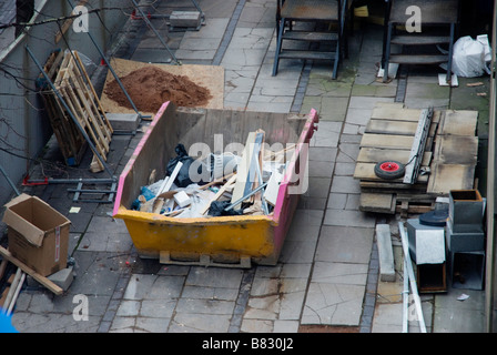 Bauherren überspringen halbvoll in Baustelle Stockfoto