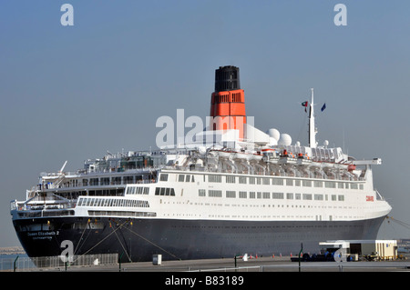 Queen Elizabeth 2 QE2 QEII Ex Cunard Kreuzfahrtschiff in Port Rashid Dubai wartet auf Umwandlung in schwimmendes Hotelmuseum 2009 Vereinigte Arabische Emirate VAE Stockfoto