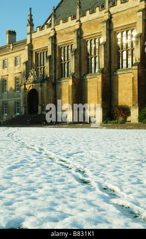 Spuren im Schnee in Richtung Speisesaal am Trinity College in Cambridge Stockfoto