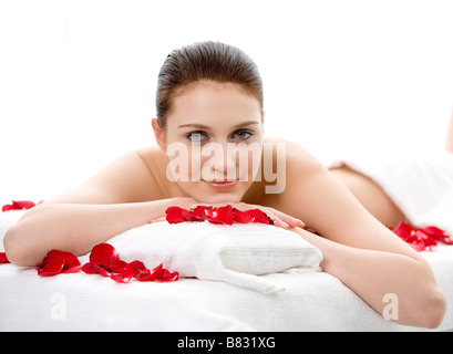 Junge Frau mit Aromatherapie in der Schlafzimmer-Hüfte aufwärts in die Kamera schaut Stockfoto