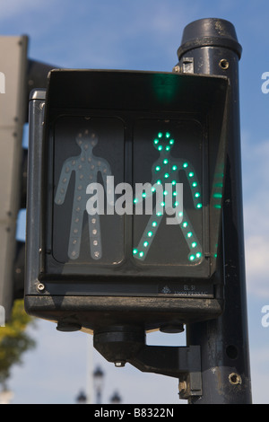 Fußgängerüberweg zeigt grünen Mann beleuchtet für Go, Frankreich Stockfoto