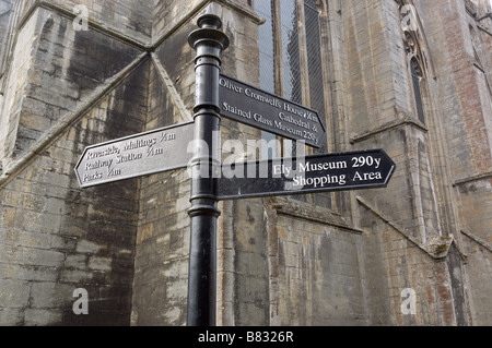 Ein Tourist Schild in Ely auf jenen Haus Oliver und Ely Museum Stockfoto