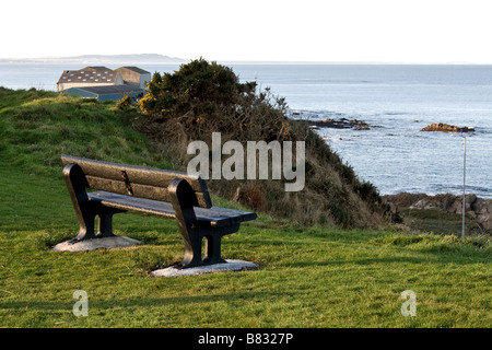 Bank mit Blick auf die Nordsee an einem klaren Tag in Buckie auf den Moray Firth, Schottland Stockfoto