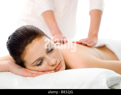 Junge Frau, die Entspannung bei einer Massage in der Schlafzimmerblick Taille zugemacht Stockfoto