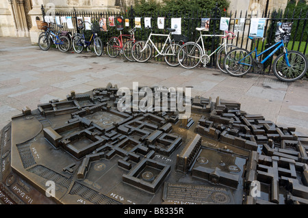 Ein Modell der Cambridge Stadtzentrum mit Fahrrädern geparkt gegen Geländer Stockfoto