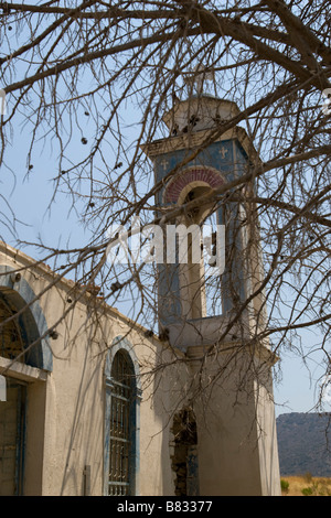 Blick auf den Glockenturm Turm von Agios Nicolas (Alasa) Kirche durch die in der Nähe von Kouris Dam. Südzypern Stockfoto