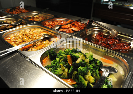 warmes Buffet Essen in einem geschäftigen chinesischen Restaurant, Bradford, West Yorkshire Stockfoto