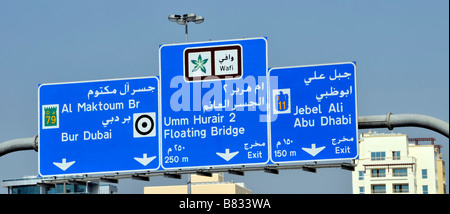 Dubai blau zweisprachige Autobahn Ausfahrt Straße Ziel Route Zeichen Gantry über Verkehr sonnige Stadtlandschaft Vereinigte Arabische Emirate VAE Naher Osten Stockfoto