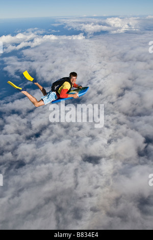 Fallschirmspringer reitet die große Welle in den Himmel mit einem Bodyboard in der North Shore, Oahu, Hawaii, Amerika und Spaß haben. Stockfoto