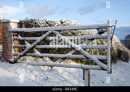 5 bar Tor mit Schnee bedeckt Stockfoto