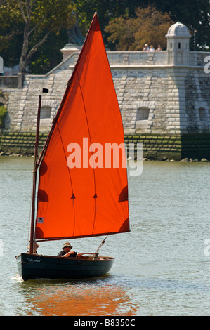 Kleines Segelboot am Fluss Adour in Bayonne, Frankreich Stockfoto