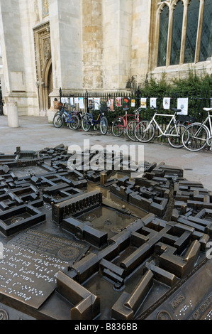 Ein Modell der Cambridge Stadtzentrum mit Fahrrädern geparkt gegen Geländer Stockfoto