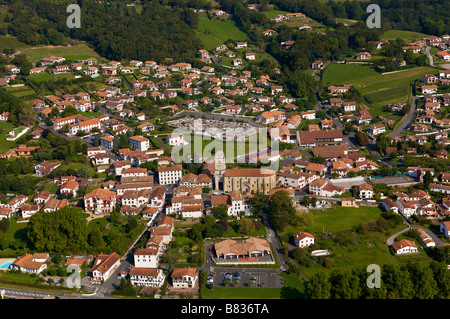 Luftaufnahme der Stadt Urrugne zahlt Baskenland Frankreich Stockfoto