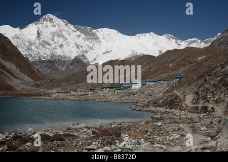 Gokyo See (Dudh Pokhari) und Gokyo Dorf Stockfoto