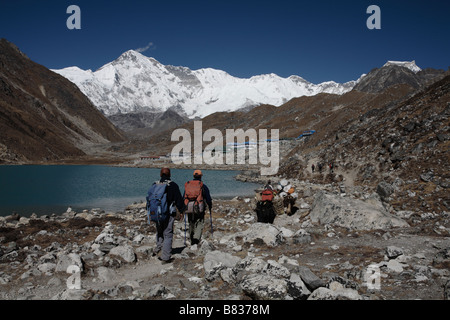 Gokyo See (Dudh Pokhari) und Gokyo Dorf Stockfoto