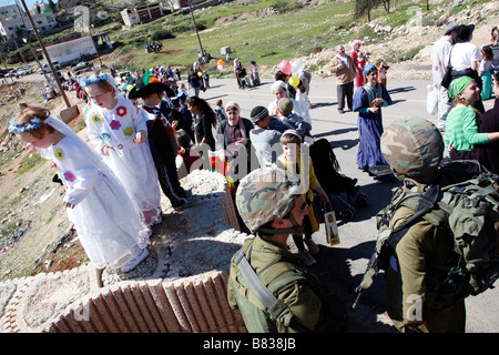 Israelische Siedler Kinder feiern Purim, ein jüdisches religiöses fest, in der West Bank-Siedlung von Hebron. Stockfoto